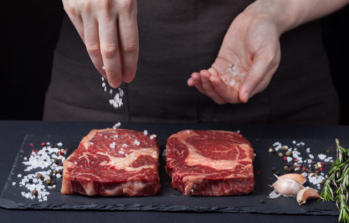 Faut-il saler la viande avant ou après la cuisson ? | La réponse définitive
