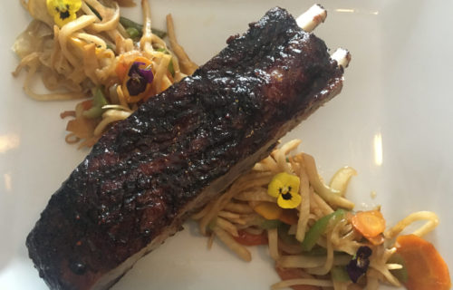 Coustous, Ribs, Travers de Porc Noir de Bigorre AOP grillé par Célia