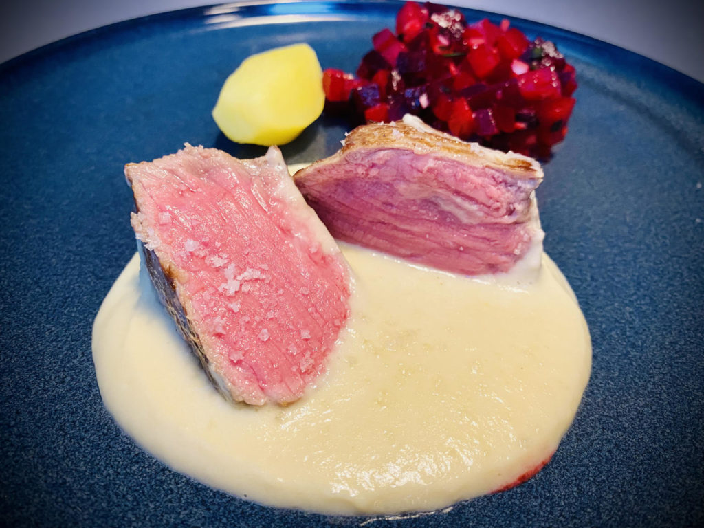 Faux-filet de bœuf, tartare de betterave sauce huître et purée d’échalotes