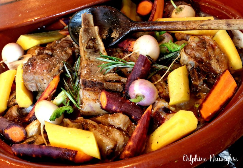 Navarin d'agneau mijoté dans le plat de cuisson, avec carottes, navets et romarin