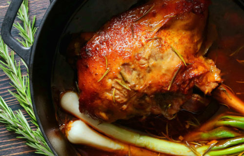 Gigot d&rsquo;Agneau de Sisteron de 7 Heures au Miel et sa Sauce à l&rsquo;Ail Noir par Delphine