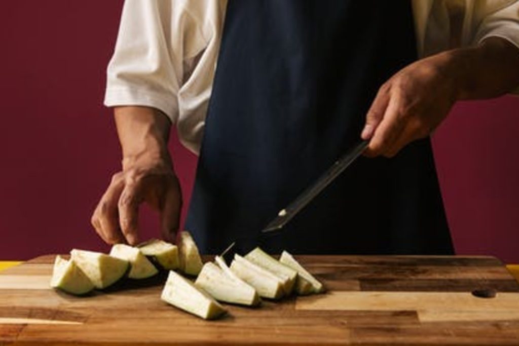 découpe avec un couteau japonais 