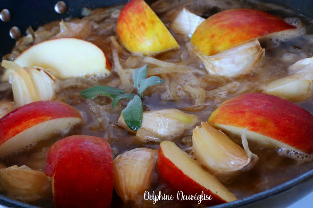 oignons émincés, quartiers de pommes, cidre, crème fraîche entière liquide, gousses d’ail et feuilles de sauge