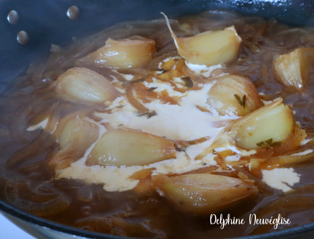 oignons émincés, quartiers de pommes, cidre, crème fraîche entière liquide, gousses d’ail et feuilles de sauge