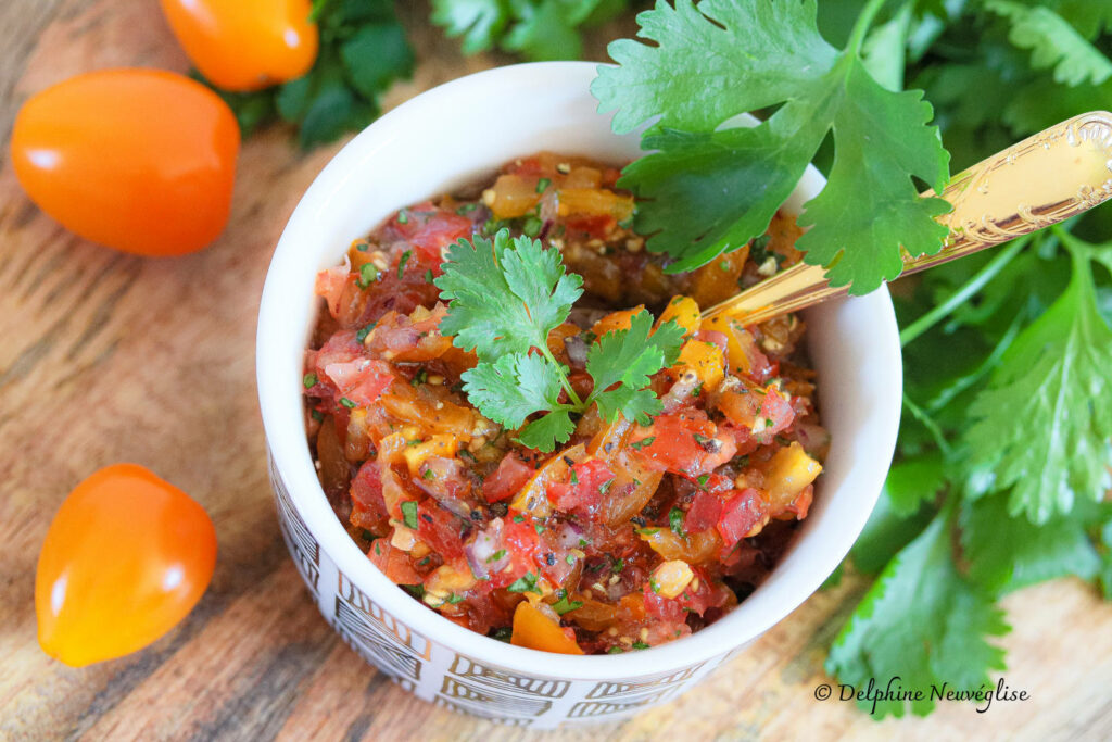 tomates en petits morceaux, ’oignon rouge et coriandre