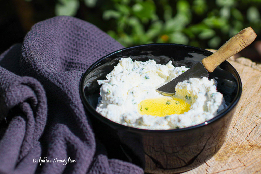 Ricotta avec une demie botte de ciboulette ciselée puis l'huile de sésame