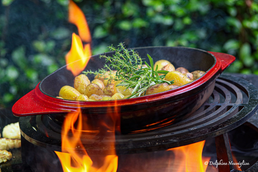 pommes de terre dans une cocotte en fonte au barbecue