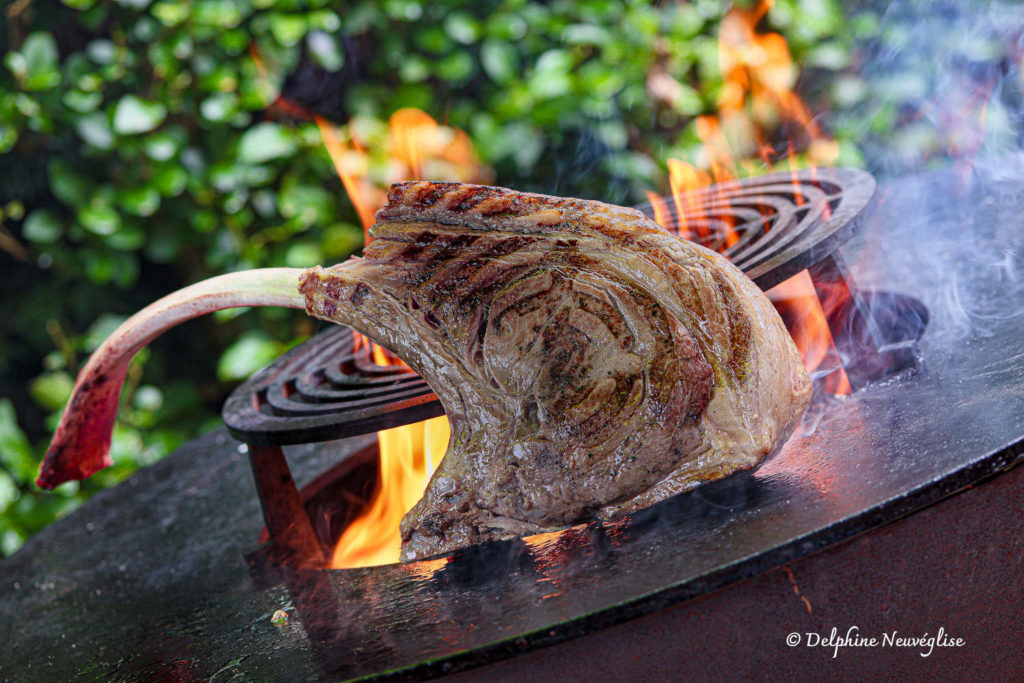 Tomahawk de veau de Galice au brasero plancha