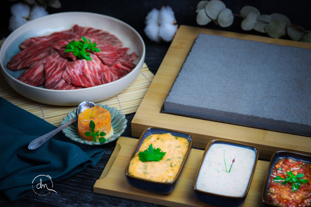 Lamelles crues de Chuck Flap de Wagyu prêtes pour la pierrade avec pierre chaude