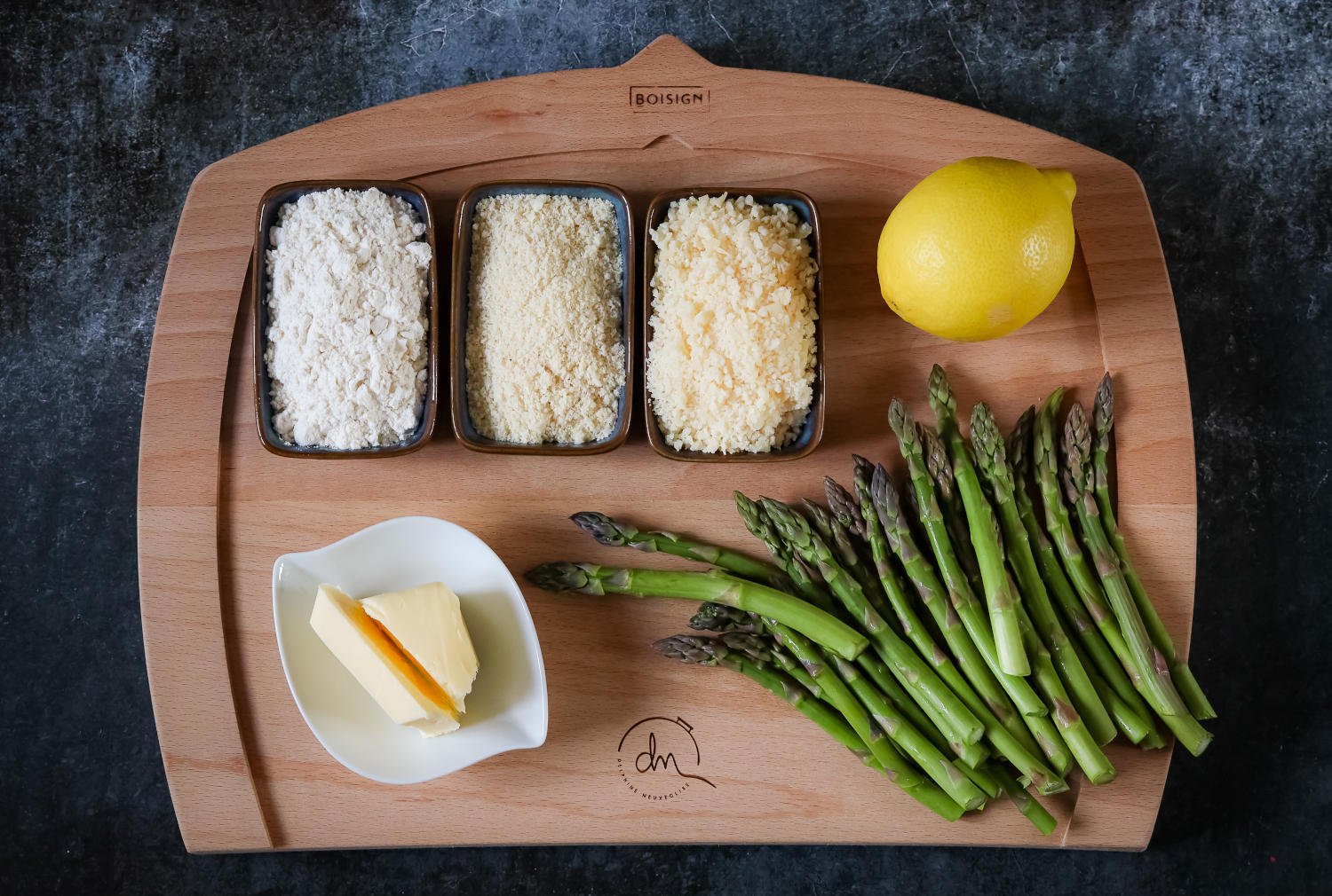 asperges et ingrédients pour le crumble de parmesan 