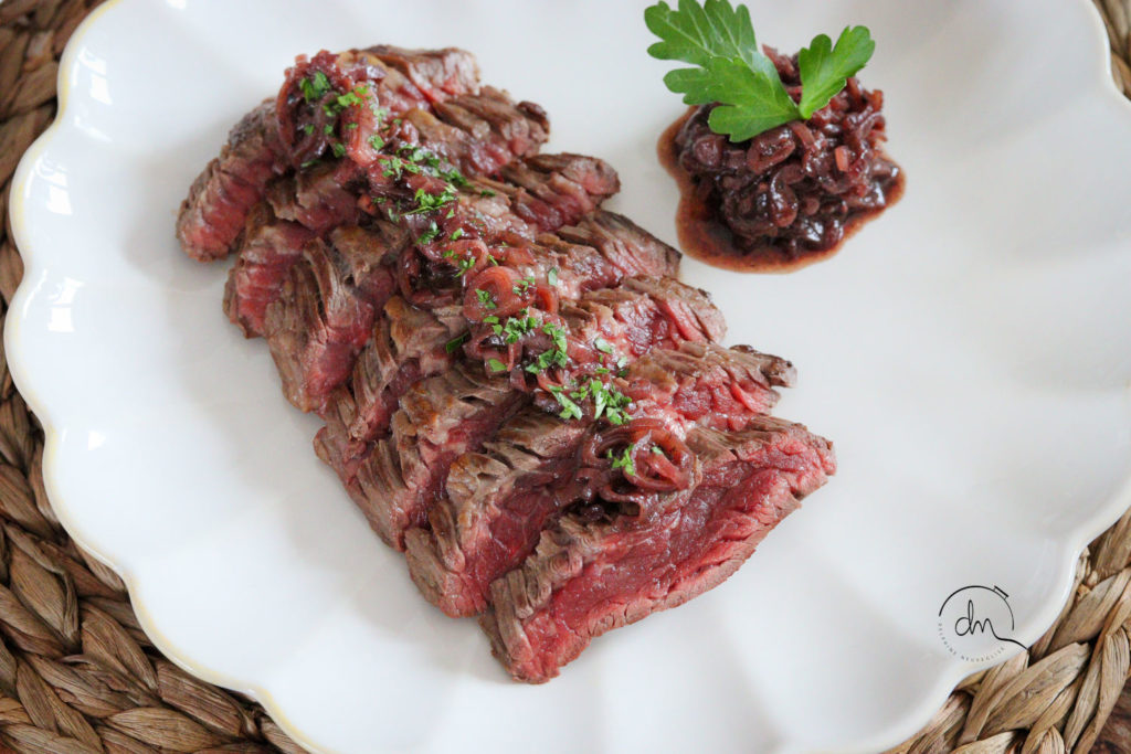 Vue de dessus de la Bavette d'Aloyau Angus tranchée et de sa sauce à l'échalote
