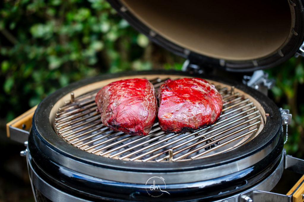 Pièces de Cœur de Rumsteck Angus saisies sur le barbecue Kamado ouvert