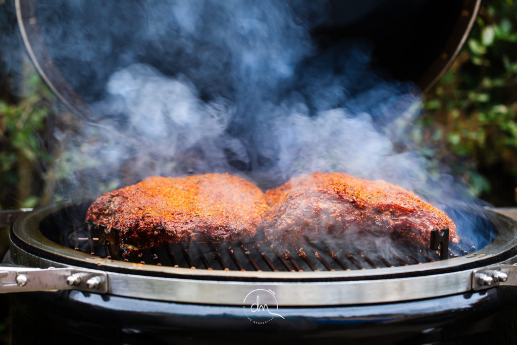Fumage à chaud des Coustous de Porc Noir de Bigorre AOP crus, épicés, dans la fumée du barbecue