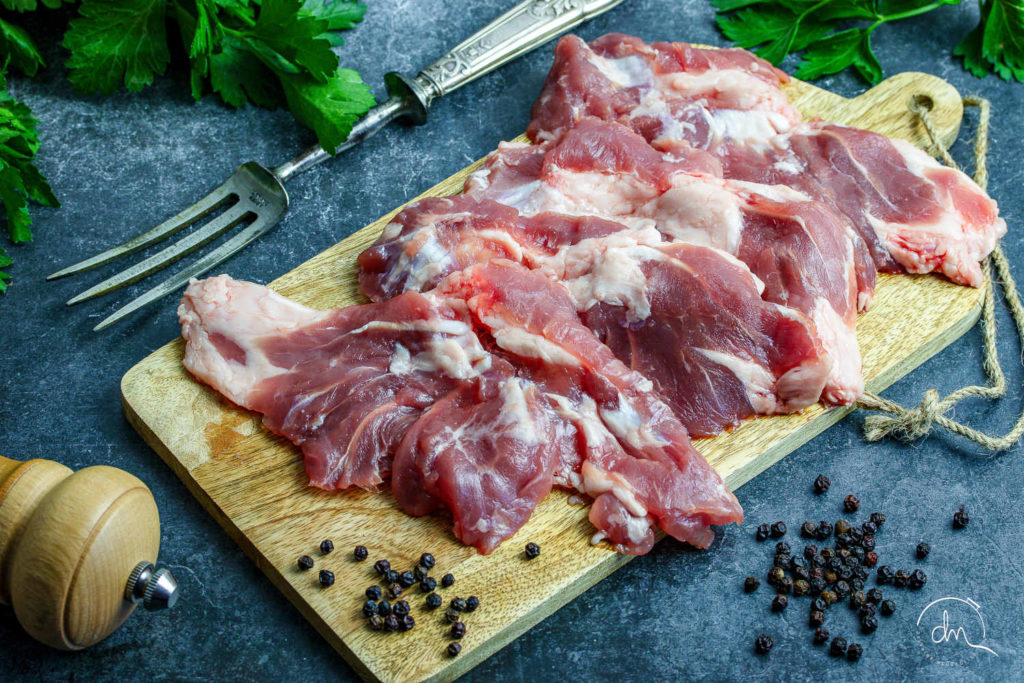 Araignée de Porc Noir de Bigorre AOP crue, sur planche en bois avant préparation