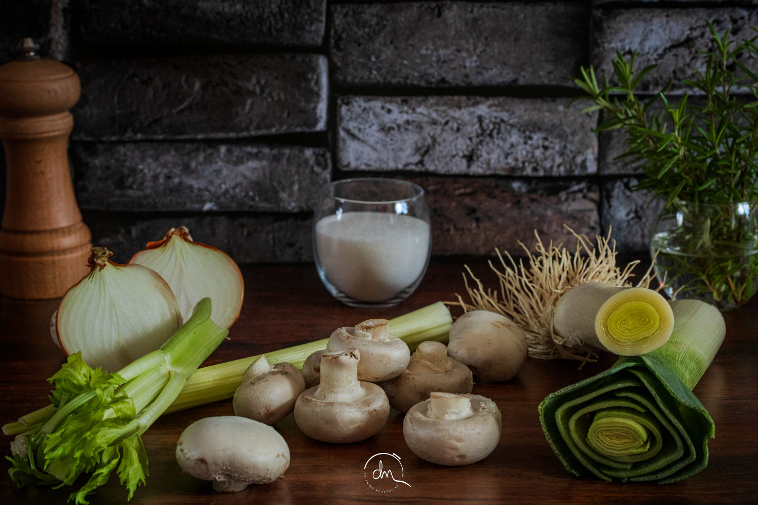 Poireau, céleri, oignon et champignons.