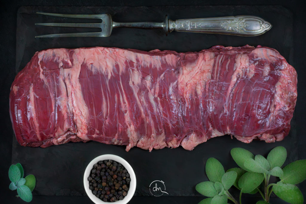 Hampe de Bœuf Premium Argentine crue, présentation produit avec fourchette ancienne