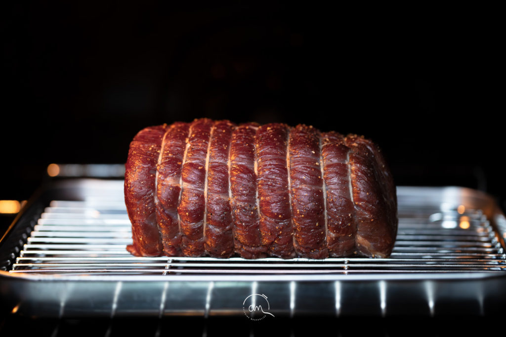 Rôti de Faux-Filet Angus cuit et doré, encore ficelé, sortant du four
