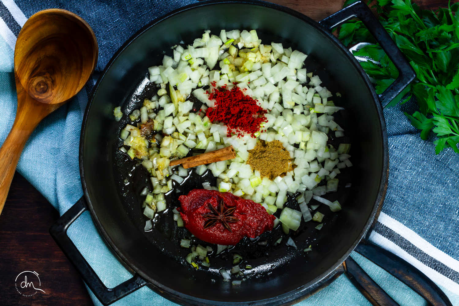 Oignons, ail,  concentré de tomates,  cumin, paprika, cannelle, anis étoilé