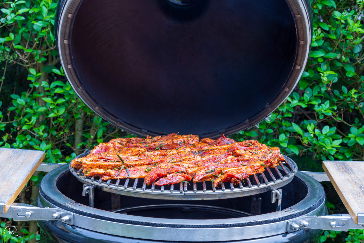 Tranches de poitrine 3D de Porc Noir de Bigrorre AOP en cuisson directe au barbecue