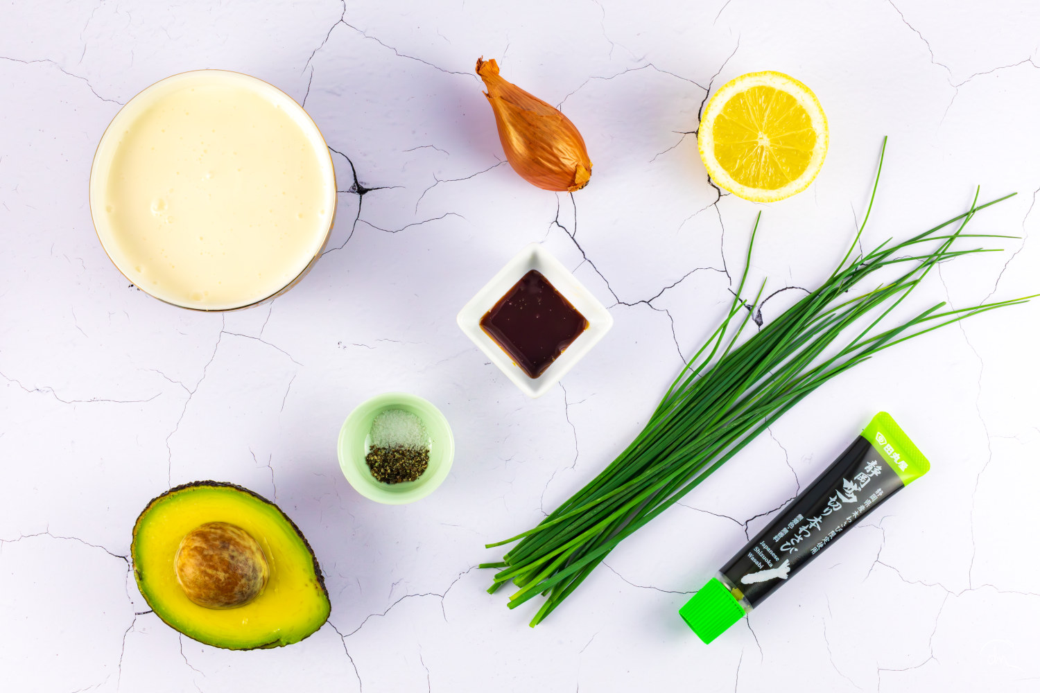 Ingredients pour la sauce cremeuse wasabi, avocat, echalote