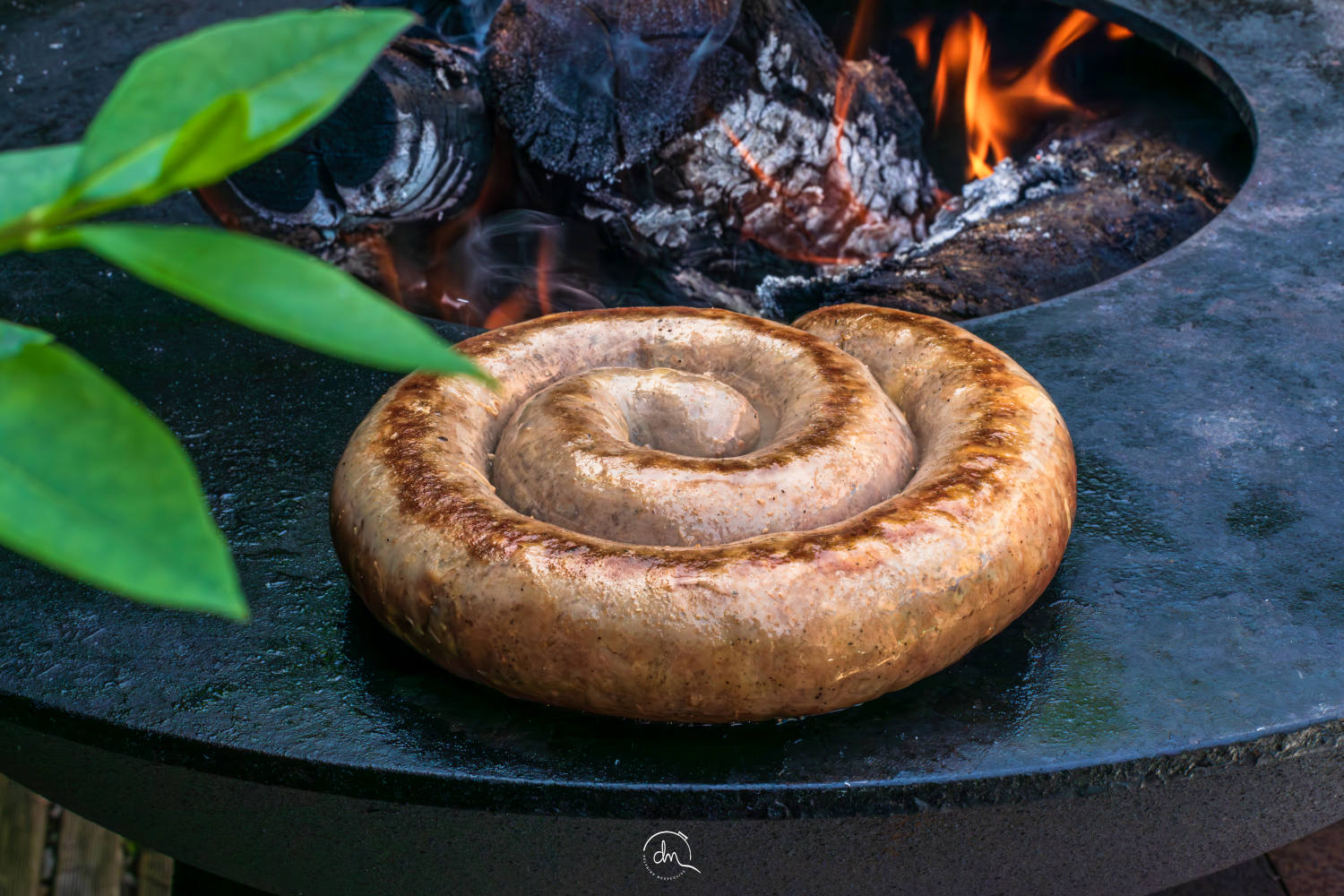 Saucisse de Porc Noir de Bigorre AOP en cuisson sur le brasero plancha 1