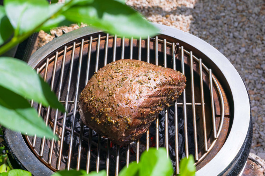Cœur de Rumsteck Angus en saisie directe sur le barbecue, croûte aux herbes