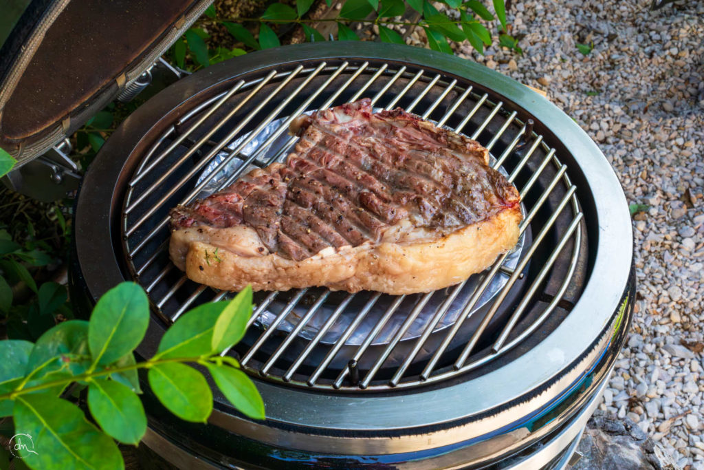 Côte de Bœuf de Blonde de Galice en cuisson indirecte sur le barbecue, marques de grille
