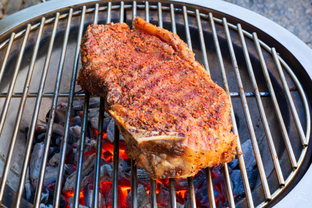 Faux-Filet avec os de Blonde de Galice en saisie finale sur le barbecue, rub espagnol