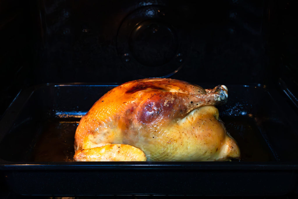 Poularde de Bresse AOP en fin de cuisson au four, peau bien dorée et croustillante