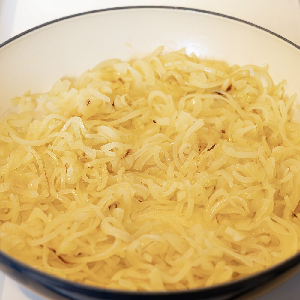 Compotée d'oignons jaunes en cours de cuisson à la poêle