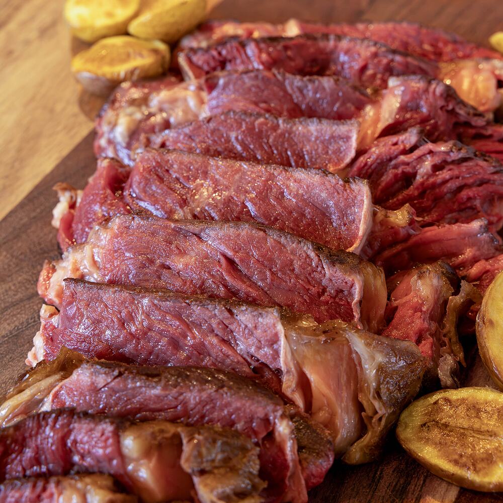 Côte de bœuf Blonde de Galice tranchée, dressée avec les pommes de terre grenailles