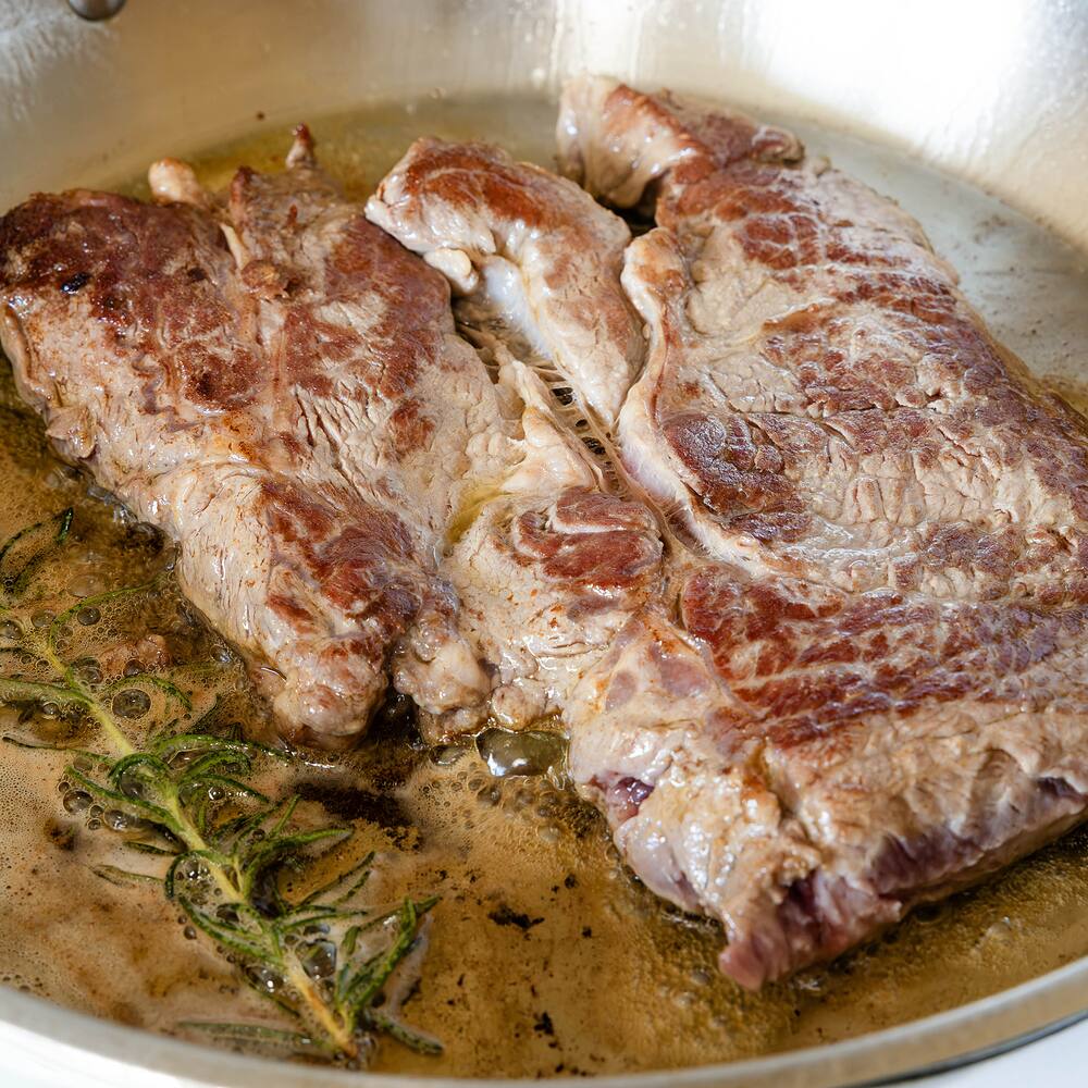 Grillade Fin Gras du Mézenc AOP saisie en fin de cuisson dans le beurre mousseux au romarin.