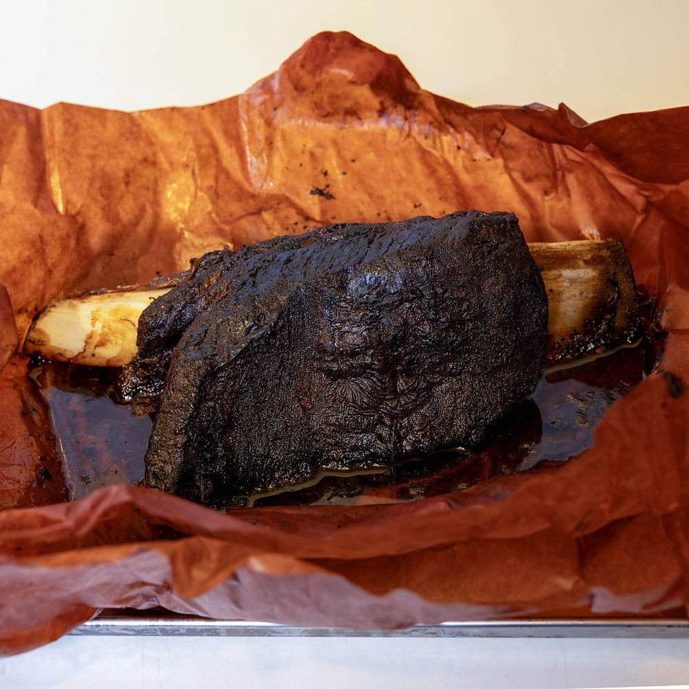 Ribs de bœuf Angus au repos, emballé dans le papier boucher