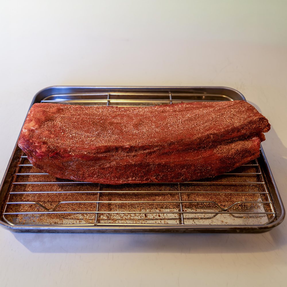 Ribs de bœuf Angus assaisonné, prêt pour la cuisson