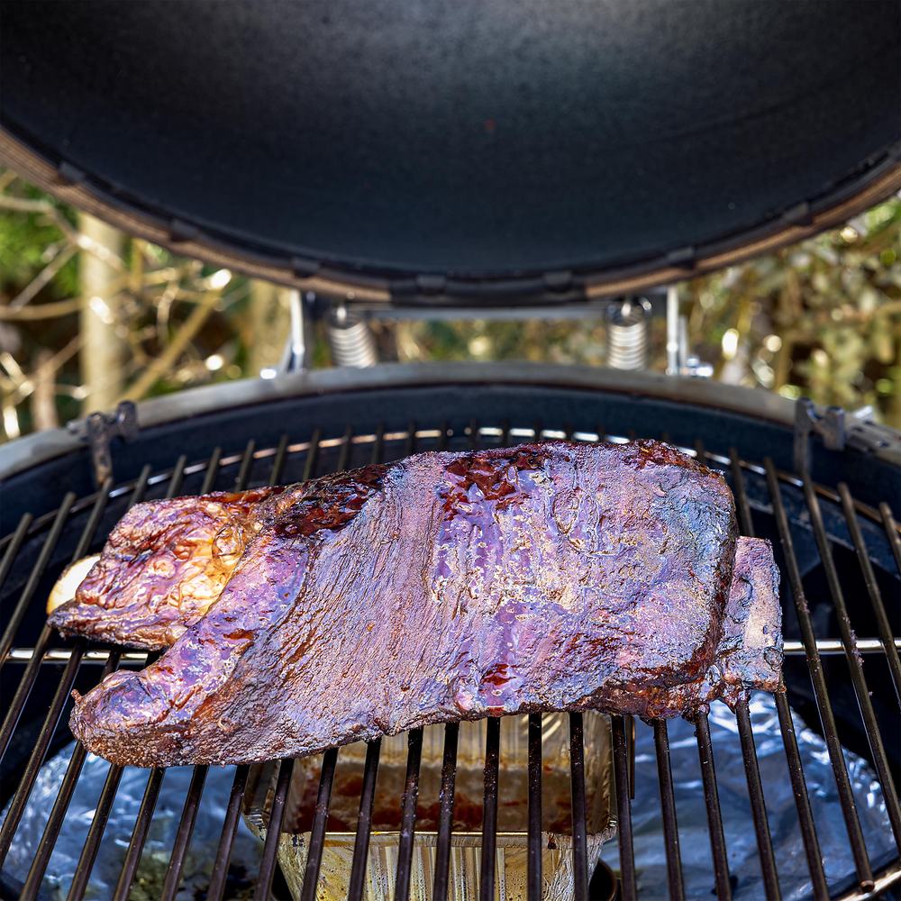 Ribs de bœuf Angus en cours de fumage sur le barbecue
