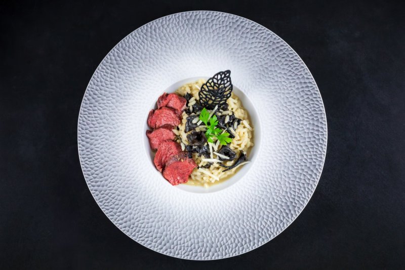 Petit Tender de boeuf Angus Ibérique en cuisson lente, accompagné de risotto crémeux aux trompettes de la mort