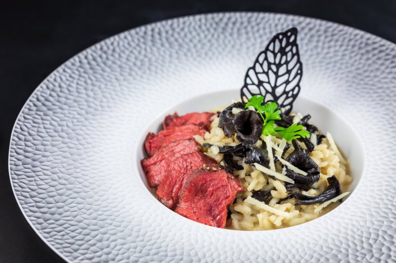 Petit Tender de boeuf Angus Ibérique en cuisson lente, accompagné de risotto crémeux aux trompettes de la mort