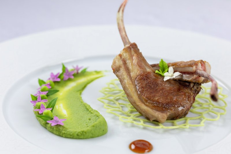 Côtelettes d’agneau de Sisteron IGP label rouge rôties, mousseline de petits pois à la menthe fraîche, sauce corsée