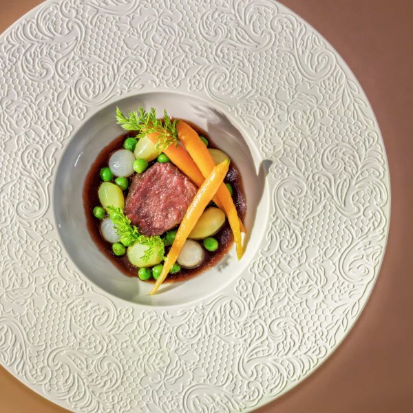 Tournedos de petit tender Angus Ibérique, légumes printaniers et jus réduit de vin rouge