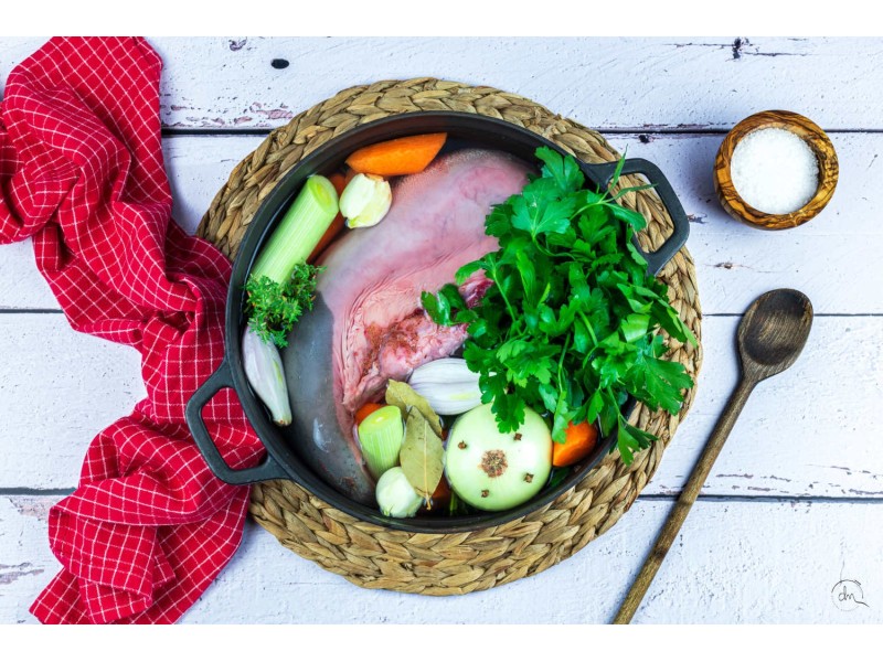 Langue de boeuf avec ingrédients avant cuisson