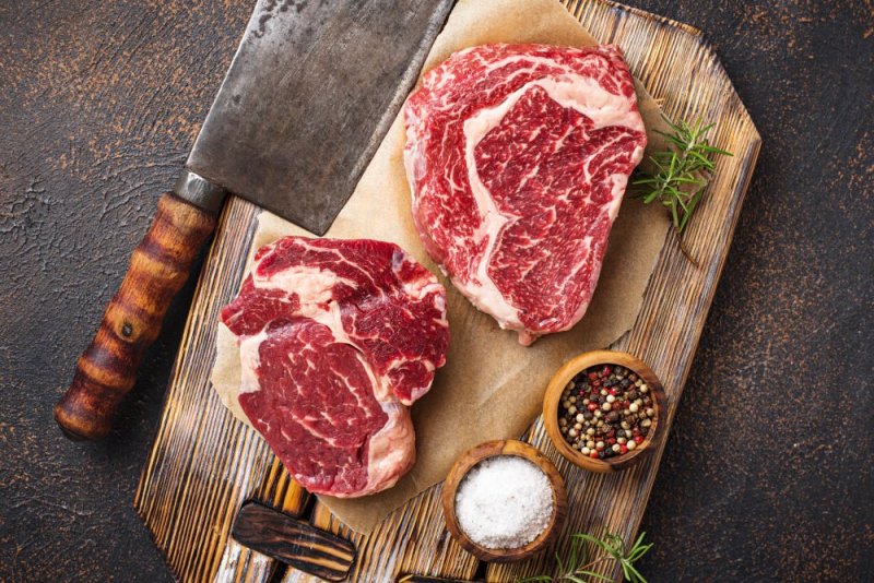 Noix d'entrecôte sur planche à découper