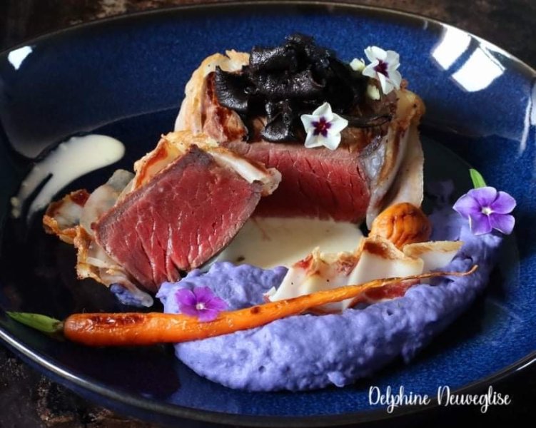 Coeur de Rumsteak Angus bardé de ventrèche de noir de bigorre, écrasé de vitelotte à la chataigne, sauce à l'époisse