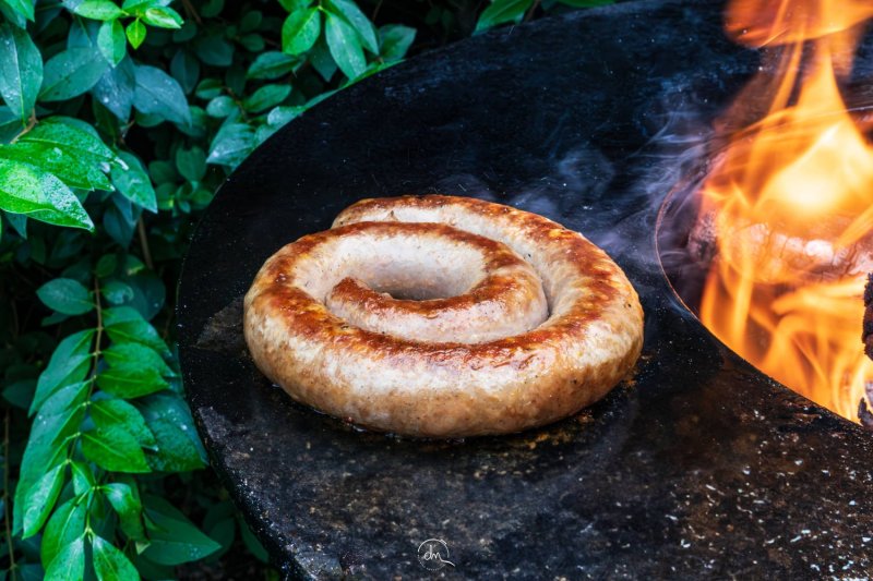 Saucisse de Porc Noir de Bigorre en cuisson sur le brasero plancha